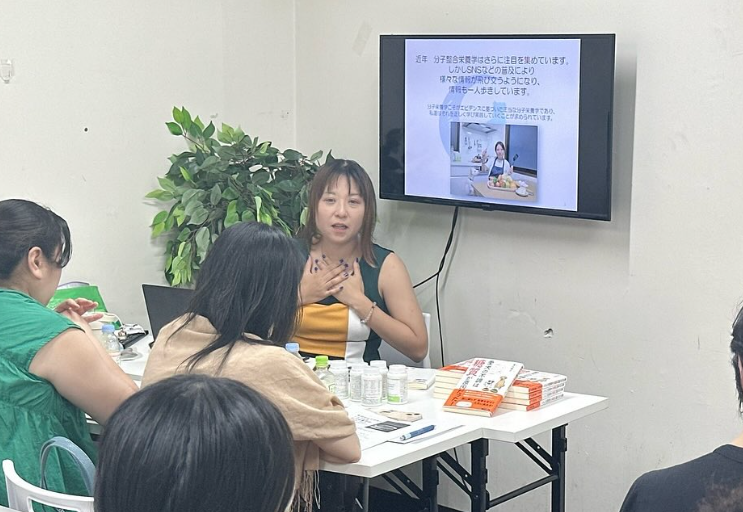 受講者に向けて分子栄養学を解説する定あすか