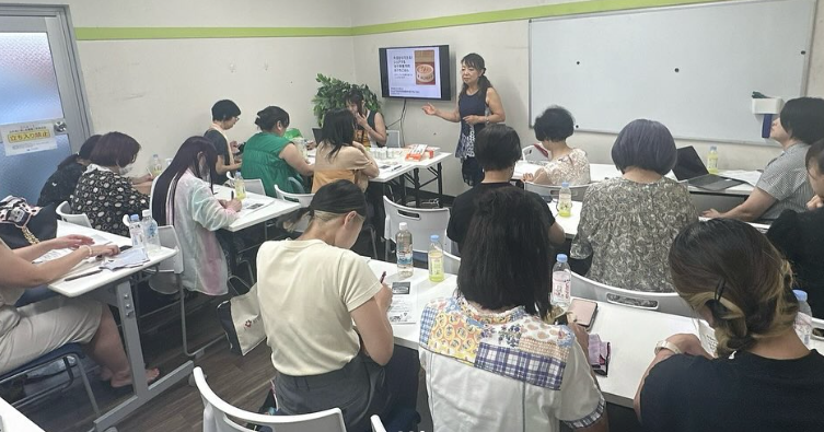 分子栄養学セミナーで講義を行う定あすかと受講者の様子